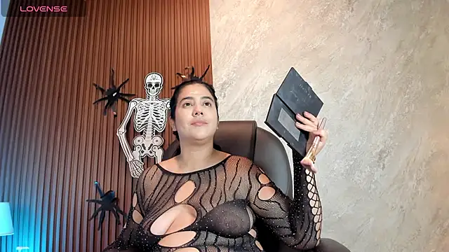  Cris Spicy  online show from October 28, 2025, 7:02 pm