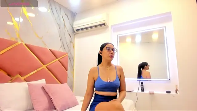 Snapshot of julianaa_31 chatting on October 8, 2025, 12:39 pm julianaa 31 online show from October 8, 2025, 12:39 pm