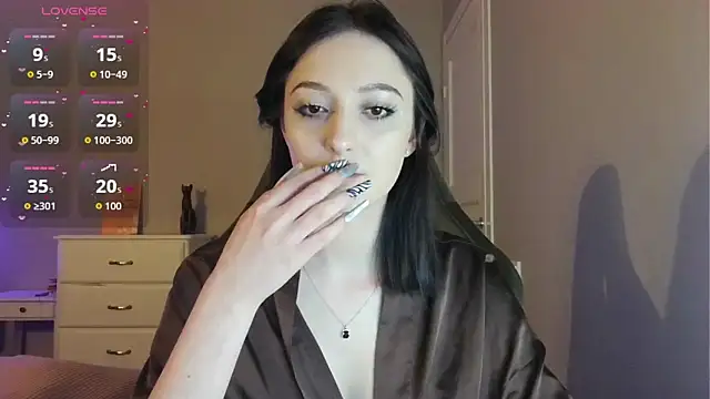white liillyy online show from April 28, 2026, 9:08 pm