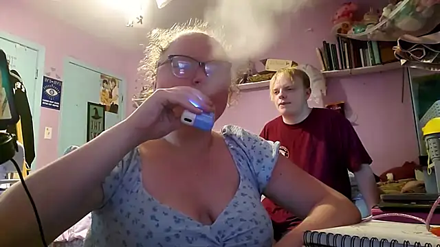 Snapshot of KadiSparkle chatting on April 22, 2026, 9:21 pm KadiSparkle online show from April 22, 2026, 9:21 pm