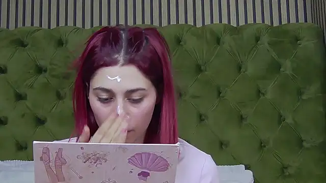 Snapshot of LunaHart chatting on February 4, 2026, 12:33 pm LunaHart online show from February 4, 2026, 12:33 pm