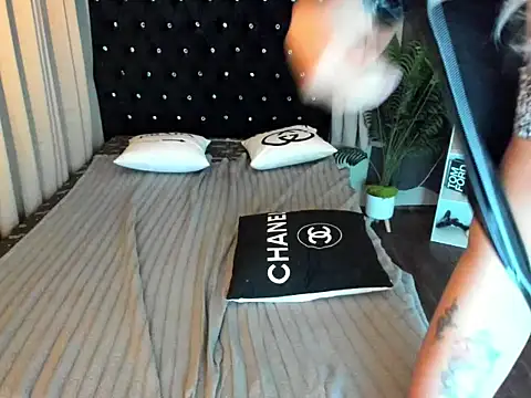 samantha fox8 online show from September 22, 2025, 10:05 pm