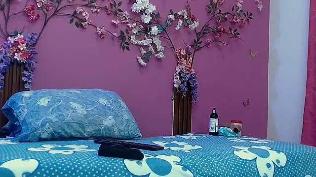 Snapshot of skinnybarbie022 chatting on November 8, 2025, 1:20 am skinnybarbie022 online show from November 8, 2025, 1:20 am