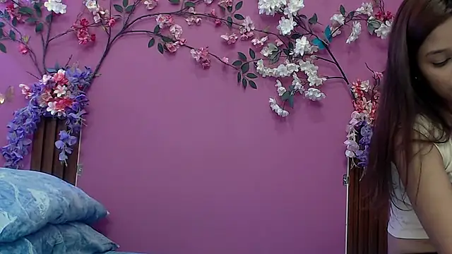 Snapshot of skinnybarbie022 chatting on November 13, 2025, 12:47 am skinnybarbie022 online show from November 13, 2025, 12:47 am