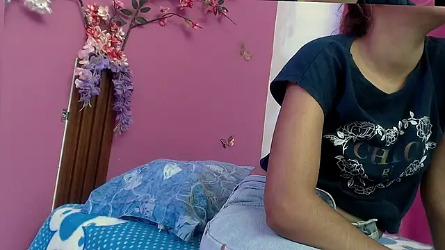 Snapshot of skinnybarbie022 chatting on October 8, 2025, 12:45 am skinnybarbie022 online show from October 8, 2025, 12:45 am