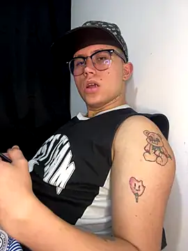 Snapshot of Kurtxxx22 chatting on September 18, 2025, 11:41 pm Kurtxxx22 online show from September 18, 2025, 11:41 pm