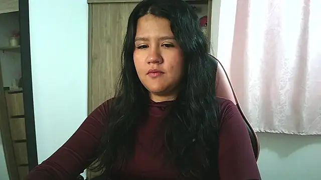 Oliviawatson1 online show from November 10, 2025, 1:05 pm