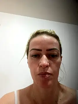 Snapshot of Alerquinasc chatting on October 12, 2025, 5:09 am Alerquinasc online show from October 12, 2025, 5:09 am