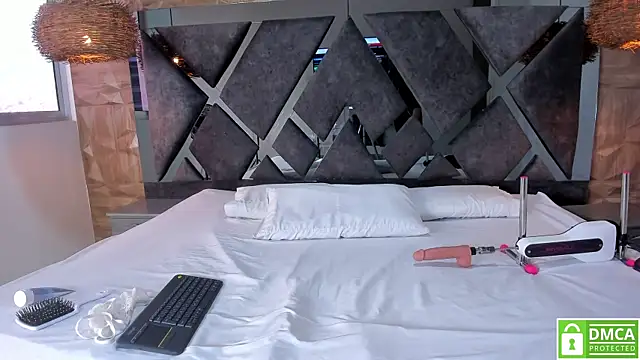 Selene  Lopez  online show from November 29, 2025, 8:09 pm