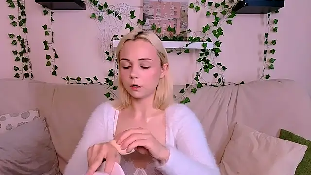 Snapshot of Charlotte_Colinss chatting on September 25, 2025, 5:13 am Charlotte Colinss online show from September 25, 2025, 5:13 am