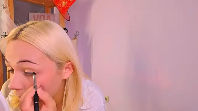 Snapshot of Charlotte_Colinss chatting on October 25, 2025, 3:49 am Charlotte Colinss online show from October 25, 2025, 3:49 am