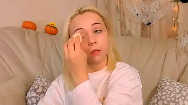 Snapshot of Charlotte_Colinss chatting on October 20, 2025, 5:20 am Charlotte Colinss online show from October 20, 2025, 5:20 am