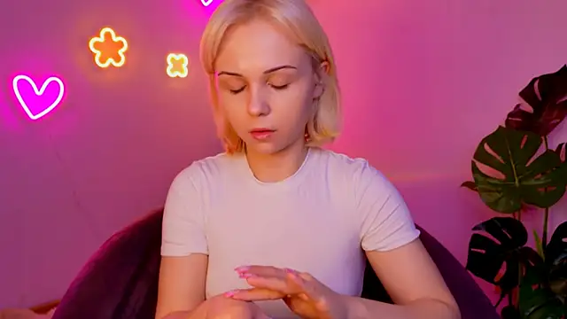 Snapshot of Charlotte_Colinss chatting on April 8, 2026, 3:30 am Charlotte Colinss online show from April 8, 2026, 3:30 am