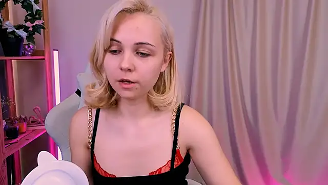 Snapshot of Charlotte_Colinss chatting on October 12, 2025, 4:03 am Charlotte Colinss online show from October 12, 2025, 4:03 am