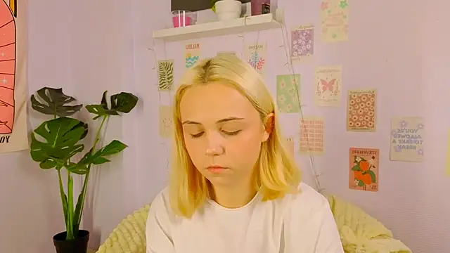 Snapshot of Charlotte_Colinss chatting on October 24, 2025, 3:27 am Charlotte Colinss online show from October 24, 2025, 3:27 am