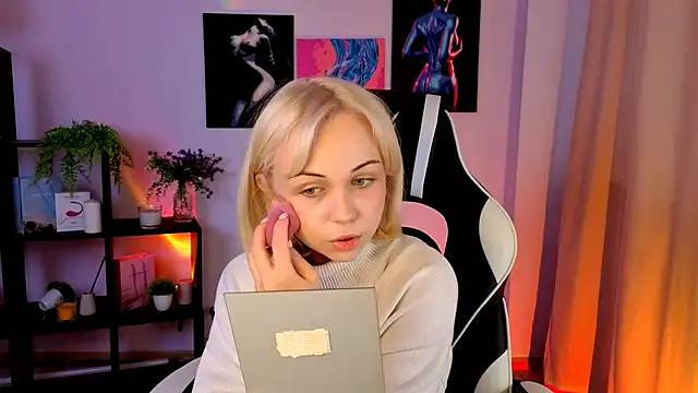 Snapshot of Charlotte_Colinss chatting on May 15, 2026, 4:43 am Charlotte Colinss online show from May 15, 2026, 4:43 am