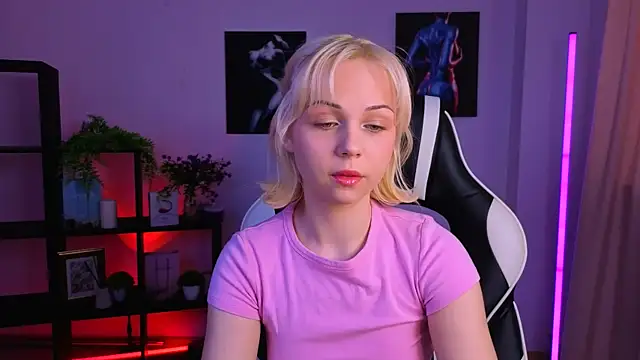 Snapshot of Charlotte_Colinss chatting on April 4, 2026, 3:57 am Charlotte Colinss online show from April 4, 2026, 3:57 am