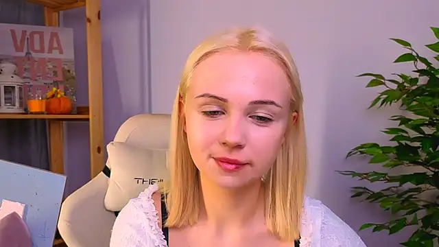 Snapshot of Charlotte_Colinss chatting on November 5, 2025, 2:25 am Charlotte Colinss online show from November 5, 2025, 2:25 am