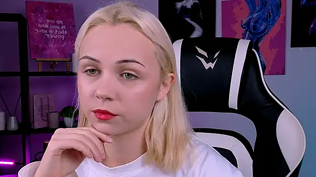 Snapshot of Charlotte_Colinss chatting on October 13, 2025, 2:57 am Charlotte Colinss online show from October 13, 2025, 2:57 am