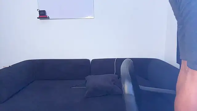 andyzuzka online show from April 1, 2026, 8:17 pm