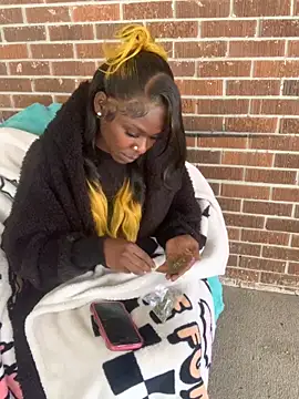 sprinklingfairy online show from December 1, 2025, 4:52 pm