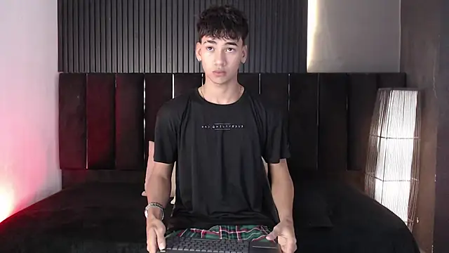 Snapshot of Dominic_ghost chatting on November 13, 2025, 3:32 am Dominic ghost online show from November 13, 2025, 3:32 am