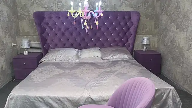 Eloisa Eliot online show from December 3, 2025, 4:06 pm