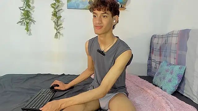 Snapshot of Peterfrost19 chatting on October 8, 2025, 11:05 pm Peterfrost19 online show from October 8, 2025, 11:05 pm