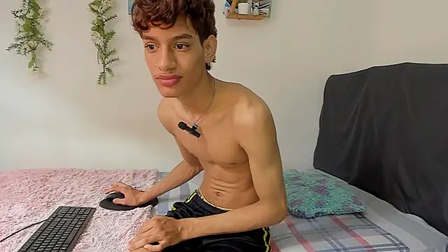 Snapshot of Peterfrost19 chatting on October 14, 2025, 3:45 pm Peterfrost19 online show from October 14, 2025, 3:45 pm