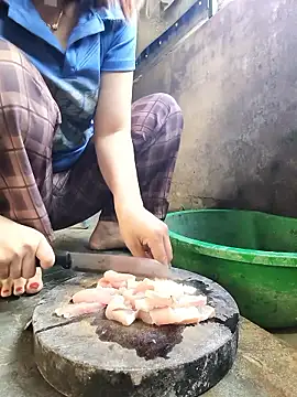 Snapshot of Dolly282 chatting on January 18, 2026, 12:47 am Dolly282 online show from January 18, 2026, 12:47 am