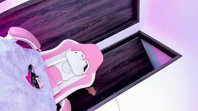 Flora Minx online show from November 11, 2025, 10:32 am