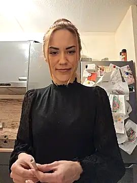 Snapshot of SlimBellaa chatting on November 23, 2025, 10:42 pm SlimBellaa online show from November 23, 2025, 10:42 pm