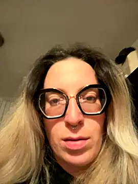 Snapshot of MariaGiovannaAA chatting on November 7, 2025, 12:59 am MariaGiovannaAA online show from November 7, 2025, 12:59 am