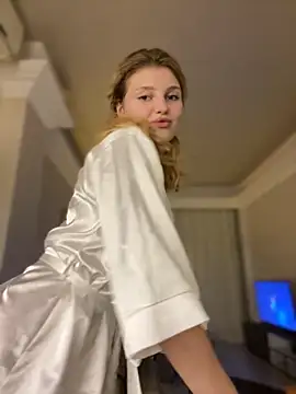 Snapshot of Emaline_Fane chatting on October 26, 2025, 5:46 pm Emaline Fane online show from October 26, 2025, 5:46 pm