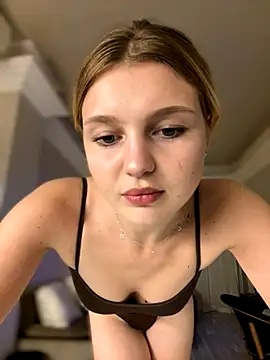 Snapshot of Emaline_Fane chatting on October 15, 2025, 5:32 pm Emaline Fane online show from October 15, 2025, 5:32 pm