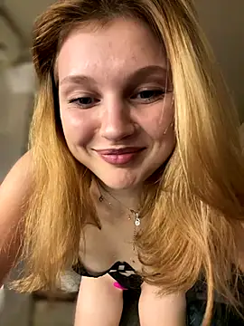 Snapshot of Emaline_Fane chatting on November 9, 2025, 7:18 pm Emaline Fane online show from November 9, 2025, 7:18 pm