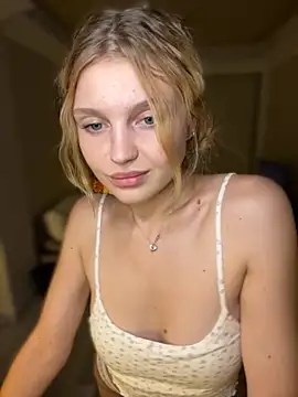 Snapshot of Emaline_Fane chatting on September 21, 2025, 5:18 pm Emaline Fane online show from September 21, 2025, 5:18 pm