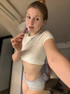 Snapshot of Emaline_Fane chatting on December 2, 2025, 6:31 pm Emaline Fane online show from December 2, 2025, 6:31 pm