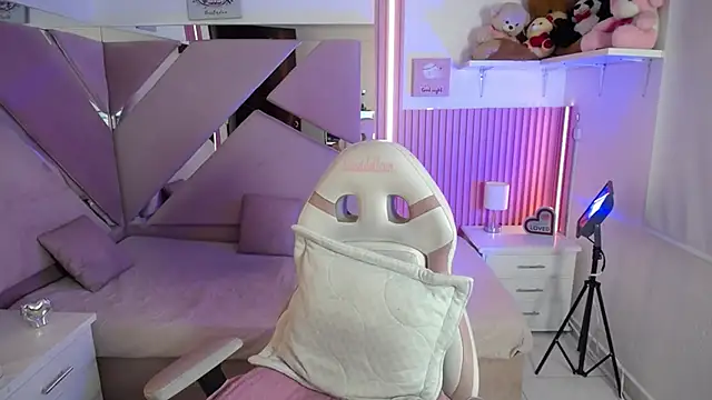 Mia garcia28 online show from November 12, 2025, 7:29 pm