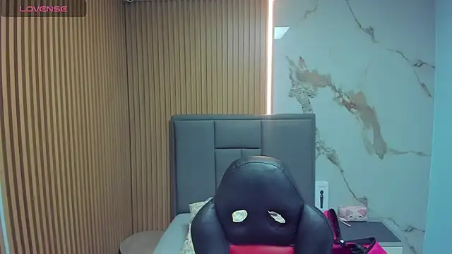 Snapshot of Isisleroy1 chatting on March 4, 2026, 2:19 am Isisleroy1 online show from March 4, 2026, 2:19 am