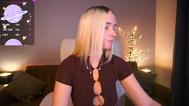 LilElfie online show from September 12, 2025, 7:02 pm