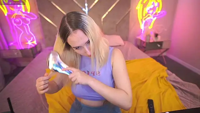 LilElfie online show from November 7, 2025, 1:48 pm