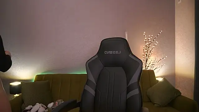 LilElfie online show from October 15, 2025, 1:08 pm