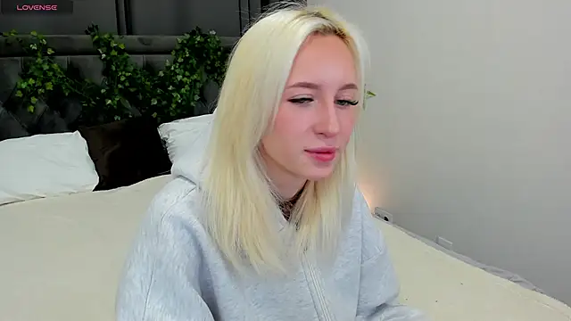 cute luucy online show from November 18, 2025, 1:43 am