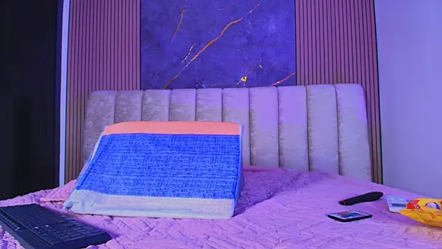 valecastro  online show from December 4, 2025, 7:13 pm