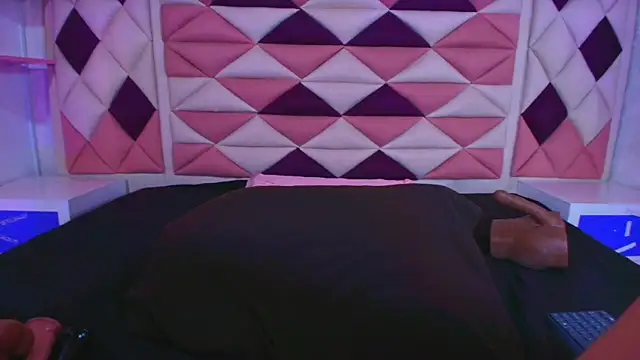 valecastro  online show from November 6, 2025, 7:18 pm