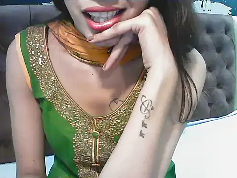 Snapshot of elize__ chatting on November 3, 2025, 2:39 am elize online show from November 3, 2025, 2:39 am