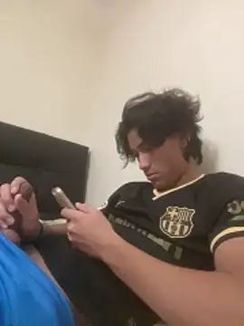 Snapshot of EmilianoPerex chatting on December 21, 2025, 10:43 pm EmilianoPerex online show from December 21, 2025, 10:43 pm