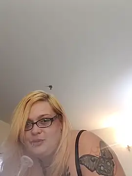 Snapshot of Jynxthefoxyfuck chatting on November 11, 2025, 11:49 am Jynxthefoxyfuck online show from November 11, 2025, 11:49 am