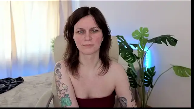 TinaMelt online show from September 26, 2025, 5:58 am